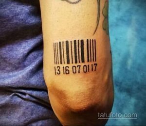 Фото тату штрих-кода с датой '13 16 07 01 17' на руке. Черный рисунок, минималистичный стиль, четкие линии.
