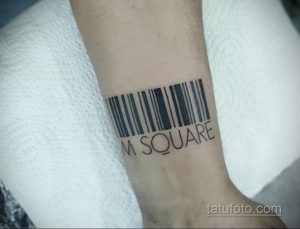 Черно-белое фото тату штрих-кода с надписью 'M SQUARE' на предплечье. Лаконичный дизайн, четкие линии, минимализм.