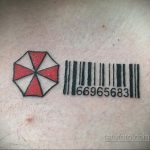 Фото тату штрихкода и логотипа Umbrella Corporation из Resident Evil на руке. Цветной рисунок татуировки.