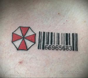 Фото тату штрихкода и логотипа Umbrella Corporation из Resident Evil на руке. Цветной рисунок татуировки.