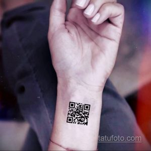 Фото тату QR-кода на запястье. Черно-белый рисунок татуировки, выполненный в графическом стиле.