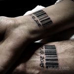 Фото тату на запястье: два штрих-кода с датами, выполненные в черном цвете, минималистичный и символичный рисунок татуировки.