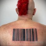 Фото тату на спине: крупный черный штрих-код, расположенный между лопатками, минималистичный и выразительный рисунок татуировки.