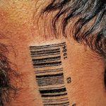 Фото тату штрихкода на затылке с цифрами '1984 03'. Черно-белый рисунок татуировки, выполненный в минималистичном стиле.