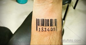 Фото тату штрихкода на запястье с датой '18.14.09'. Черно-белый рисунок татуировки, выполненный в минималистичном стиле.