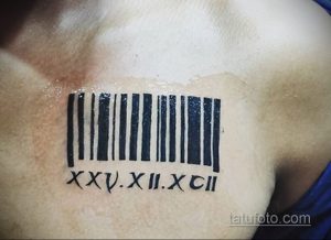 Фото тату штрихкода на груди с подписью 'XXV.XII.XCI'. Черно-белый рисунок татуировки, выполненный в минималистичном стиле.