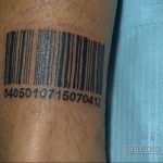 Фото тату штрихкода на руке с подписью '0405010715070412'. Черно-белый рисунок татуировки, выполненный в минималистичном стиле.