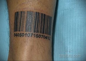 Фото тату штрихкода на руке с подписью '0405010715070412'. Черно-белый рисунок татуировки, выполненный в минималистичном стиле.