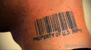 Фото татуировки штрих-кода с надписью "PROPERTY OF U.S ARMY" на руке. Черно-белый рисунок, символизирующий принадлежность к армии.
