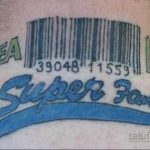 Фото татуировки штрих-кода с надписью "Super Fam" на затылке. Цветной рисунок, сочетающий синий, черный и белый цвета.
