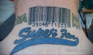 Фото татуировки штрих-кода с надписью "Super Fam" на затылке. Цветной рисунок, сочетающий синий, черный и белый цвета.