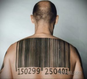 Фото большой татуировки штрих-кода с номером 150299 250407 на спине мужчины. Черно-белый рисунок, покрывающий большую часть спины.