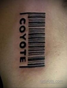 Фото татуировки штрих-кода с надписью "COYOTE". Черно-белый рисунок на коже, символизирующий дикую природу и свободу.