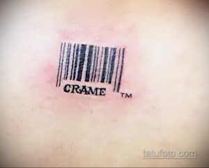 Фото тату штрихкода с надписью 'CRAME TM' на коже. Черно-белый рисунок татуировки, минималистичный стиль, символизирующий бренд и индивидуальность.