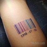 Фото тату штрихкода с датой рождения 1998-07-10 на руке. Цветной рисунок татуировки, минималистичный стиль, символизирующий дату и индивидуальность.