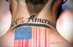 Фото тату флага США и надписи '100% American' на шее. Цветной рисунок татуировки, патриотичный стиль, символизирующий любовь к своей стране.