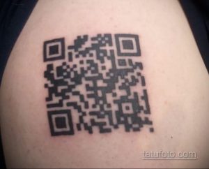 Фото тату QR-кода на плече. Черно-белый рисунок татуировки, современный стиль, функциональный и оригинальный.