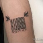 Фото тату штрихкода с двумя летящими птицами. Черно-белый рисунок татуировки, символизирующий свободу и стремление к мечте.