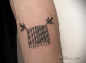 Фото тату штрихкода с двумя летящими птицами. Черно-белый рисунок татуировки, символизирующий свободу и стремление к мечте.