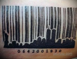 Фото тату штрихкода с эффектом 'капающей' краски. Черно-белый рисунок татуировки, оригинальный и стильный.
