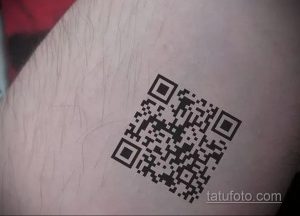 Фото тату QR-кода на руке. Черно-белый рисунок татуировки, современный стиль, функциональный и оригинальный.