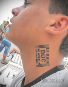 Фото тату штрихкода с надписью 'DOC' на шее. Черно-белый рисунок татуировки, минималистичный стиль, расположенный в заметном месте.
