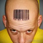 Фото тату штрихкода с надписью 'SO NOT RIGHT' на лбу. Черно-белый рисунок татуировки, выражающий протест и несогласие.