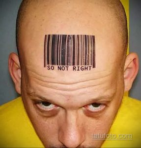 Фото тату штрихкода с надписью 'SO NOT RIGHT' на лбу. Черно-белый рисунок татуировки, выражающий протест и несогласие.