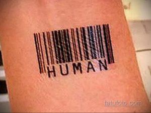 Фото тату штрихкода с надписью 'HUMAN' на руке. Черный рисунок татуировки, минималистичный стиль, символизирующий идентичность и контроль.