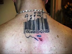 Фото тату штрихкода с нотами сверху и каплей крови снизу на затылке. Черно-красный рисунок татуировки выполнен в оригинальном стиле.