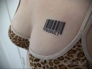 Фото тату штрихкода с надписью 'PRODUCT' на груди. Черно-белый рисунок татуировки, выполненный в минималистичном стиле.