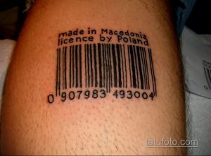 Фото тату штрихкода с надписью 'Made in Macedonia licence by Poland' на руке. Черно-белый рисунок татуировки, выполненный в минималистичном стиле.