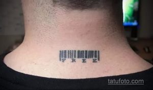 Фото тату штрихкода с надписью 'FREE' на шее. Черно-белый рисунок татуировки, выполненный в минималистичном стиле.