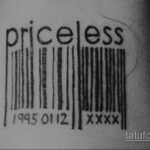 Фото тату штрихкода с надписью 'priceless' на предплечье. Черно-белый рисунок татуировки, выполненный в минималистичном стиле.