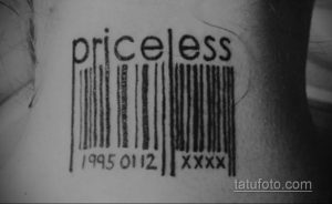 Фото тату штрихкода с надписью 'priceless' на предплечье. Черно-белый рисунок татуировки, выполненный в минималистичном стиле.