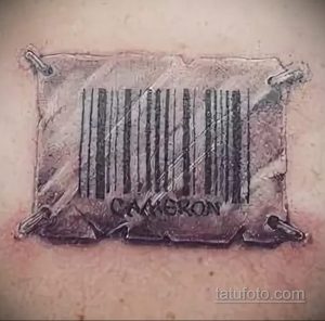 Фото тату штрих-кода с надписью "CAMERON" и элементами, имитирующими крепеж. Черно-белый рисунок татуировки.