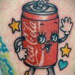 Фото тату банки Coca-Cola с милым мультяшным дизайном. Красный цвет, желтые звезды и голубое сердце добавляют игривости. Оригинальный эскиз тату.