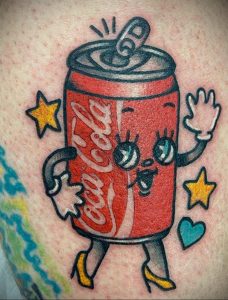 Фото тату банки Coca-Cola с милым мультяшным дизайном. Красный цвет, желтые звезды и голубое сердце добавляют игривости. Оригинальный эскиз тату.