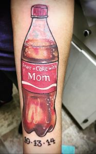 Фото тату бутылки Coca-Cola с надписью 'Share a Coke with Mom' и датой '10-13-14'. Красный цвет, реалистичный рисунок.