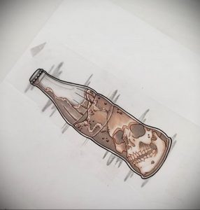 Эскиз тату бутылки Coca-Cola с изображением черепа внутри. Черно-белый рисунок, мрачная атмосфера.