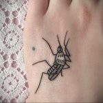 Небольшая черно-белая татуировка комара на стопе. Лаконичный рисунок с четкими линиями, выполненный в стиле минимализм.