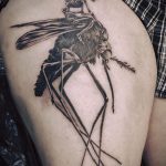 Фото тату скелета, сидящего на мухе. Черно-белый рисунок с высокой детализацией и мрачной атмосферой.
