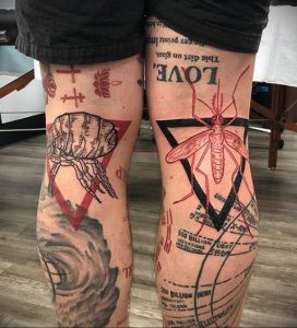 Крупный план эскиза татуировки комара на ноге, выполненного в реалистичном стиле с использованием красных и черных оттенков. Комар изображен внутри черного треугольника.