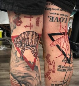 Детализированный эскиз татуировки на ноге, включающий изображение комара, скелета руки в красном треугольнике и другие символические элементы.