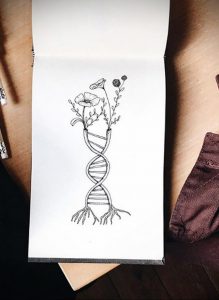 Черно-белый эскиз татуировки ДНК, из которой растут цветы. Изящный рисунок для вдохновения, идея для тату на плечо или спину.
