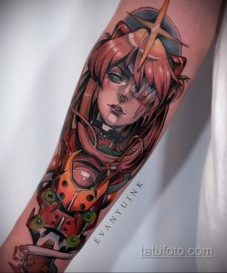 Фото детализированной татуировки с изображением Евы 01 из аниме Neon Genesis Evangelion, выполненной на руке. Яркий рисунок татуировки в стиле меха.