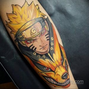 Фото татуировки на руке с изображением Наруто и Курамы из аниме Naruto, выполненной в ярких и насыщенных цветах.