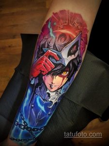 Фото тату персонажа из игры Persona 5 на предплечье, выполненное в ярких цветах с использованием красного, синего и черного.