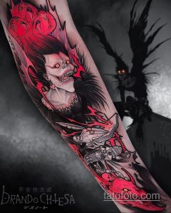 Фото тату Рюка и Лайта из аниме Death Note на руке. Яркий и детализированный рисунок с использованием красных и черных цветов.
