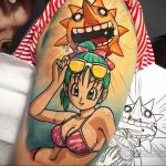 Фото тату Бульмы в бикини из аниме Dragon Ball на руке. Яркий и красочный рисунок с использованием насыщенных цветов.